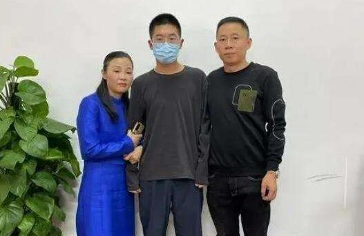 手里被塞满大红包，孙卓向亲人鞠躬告别返回山东，他当时的心情是怎样的？