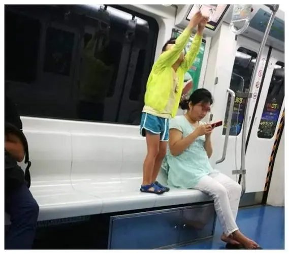 家长纵容孩子躺地铁座位，大叔好心提醒反被女子怼！若你是会去多管闲事吗？