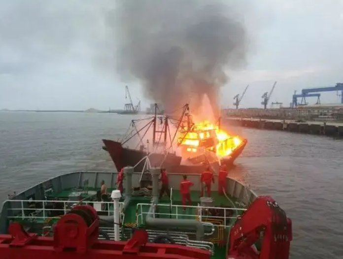 海南12名乘客海钓时船只爆炸，事故原因是什么？