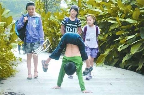 还记得16年前那位倒立行走8里路求学的少年吗?如今怎样了?