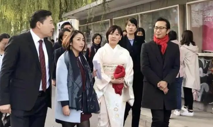 日媒称出殡时安倍夫人与其贴脸告别,昭惠手抱骨灰,还有哪些细节值得关注?