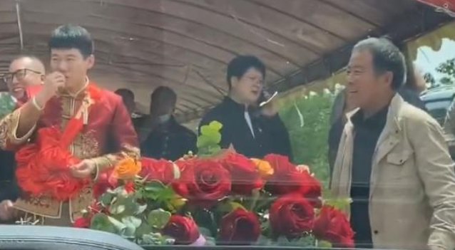 陕西一新郎在结婚时淡定嗑瓜子,当地的结婚风俗是怎样的?