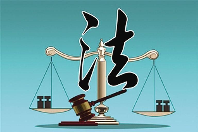浙江绍兴一女子顺走白酒被拘,此女子的行为违反了我国什么法律?