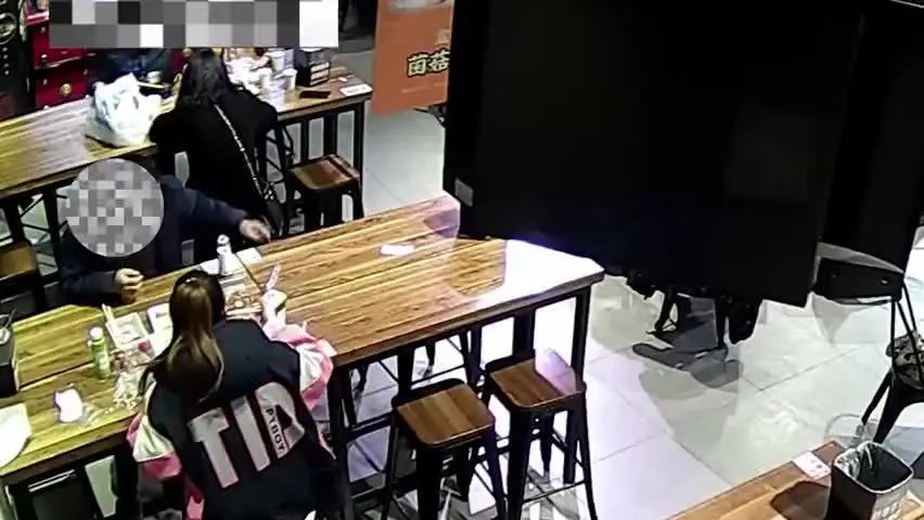 江苏一男子多次带女友吃海鲜逃单,只付塑料袋钱,商家是如何处理此事的?