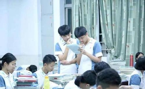 一作文课上男同学朗读作文女同学害羞脸红，网友对此有何评价？