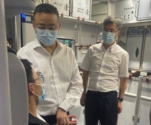 航班上旅客突发疾病,巧遇华西“豪华专家团”,旅客最后是如何得救的?