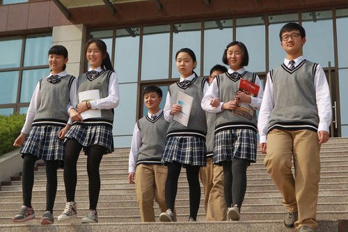 一作文课上男同学朗读作文女同学害羞脸红，网友对此有何评价？