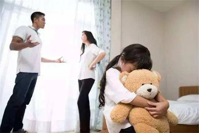 广东女孩晚上独自看店追着赖账客人付款，家长该如何抚平孩子的情绪？