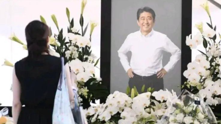 日媒称出殡时安倍夫人与其贴脸告别,昭惠手抱骨灰,还有哪些细节值得关注?