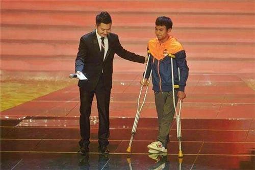还记得16年前那位倒立行走8里路求学的少年吗?如今怎样了?