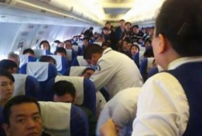 航班上旅客突发疾病，巧遇华西“豪华专家团”，旅客最后是如何得救的？