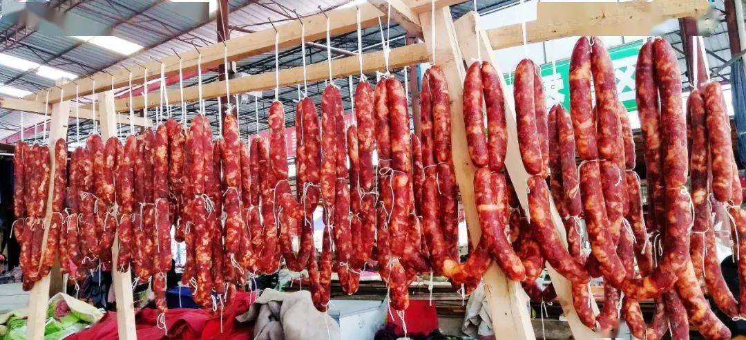 猪肉跌至十元一斤,商贩1天灌2000多斤香肠,夏天灌的肠口感如何?