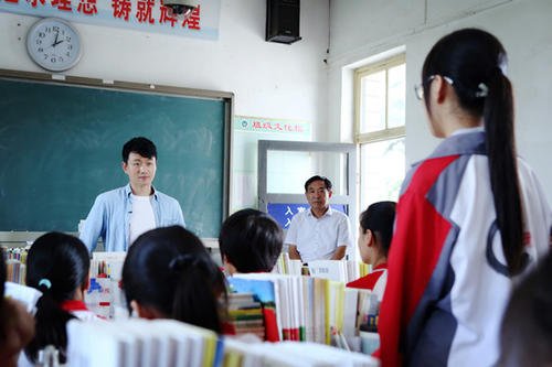 一作文课上男同学朗读作文女同学害羞脸红，网友对此有何评价？