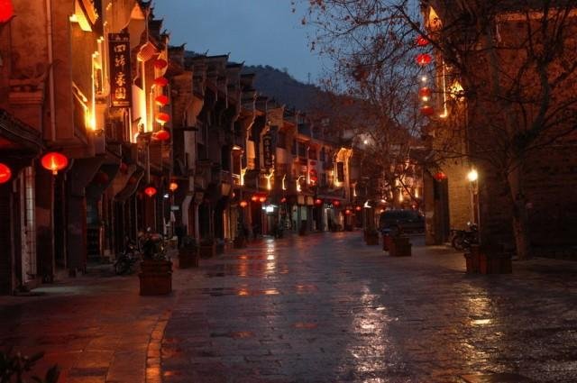 你本来就是天上绝色，属于璀璨星河，我又何必总让你看人间烟火，满目山河是什么意思？