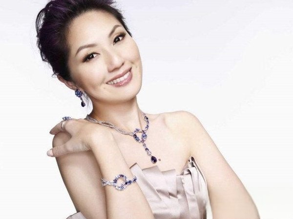 杨千嬅怎么读最后一个字，念ye还是hua