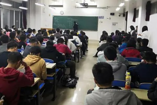 伴随矩阵和原矩阵的关系
