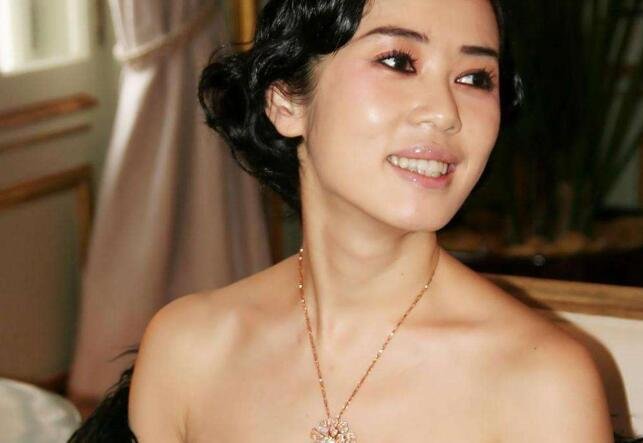 智取威虎山栓子娘谁扮演的?