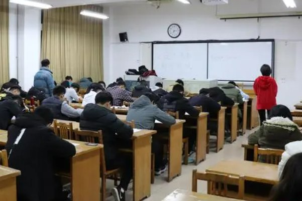 伴随矩阵和原矩阵的关系