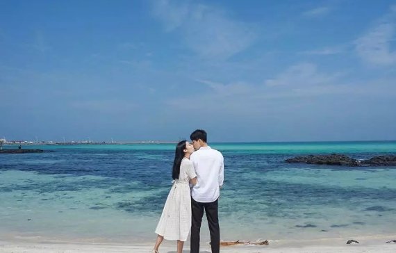 他对我说再爱都曲终人散了什么意思？