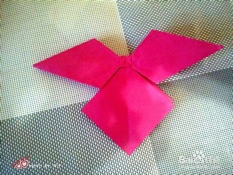 怎么将折星星的纸折成蝴蝶结?