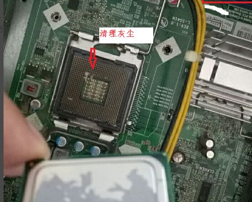 cpu风扇两边摁的怎么拆,如图