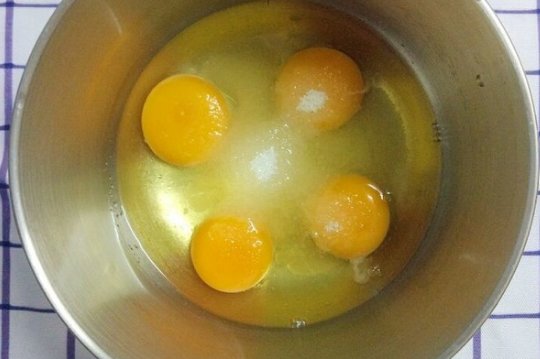 微波炉烤蛋挞用把底下的锡箔纸拿掉吗