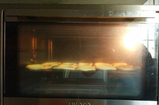 微波炉烤蛋挞用把底下的锡箔纸拿掉吗
