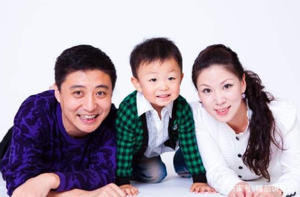 相声演员周炜,头发怎么突然全白了呢?