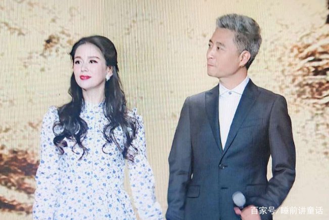 相声演员周炜,头发怎么突然全白了呢?