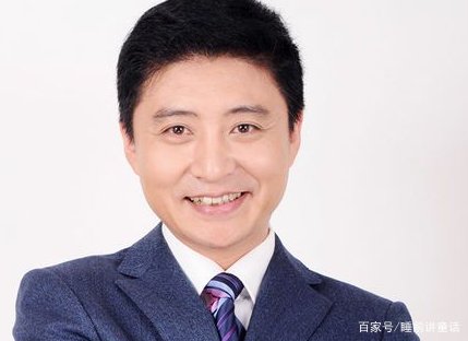 相声演员周炜,头发怎么突然全白了呢?