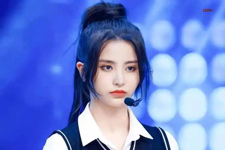 周柯宇谈恋爱的女的是谁