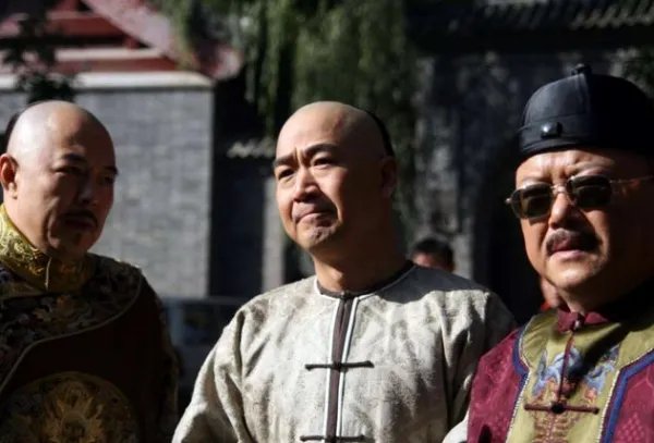 和珅死的时候纪晓岚为什么没救他？