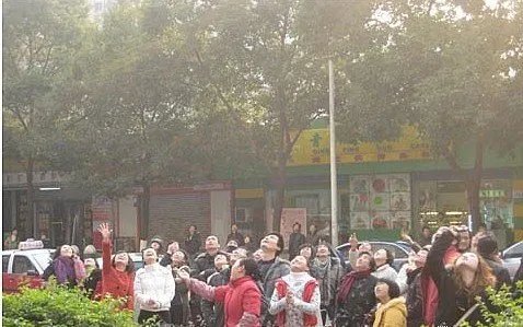 西安一小区天降百元大钞,钱是怎么被扔下来的?