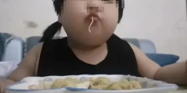 把三岁女孩喂到70斤的家长是出于什么目的?