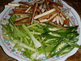 芹菜香干炒肉