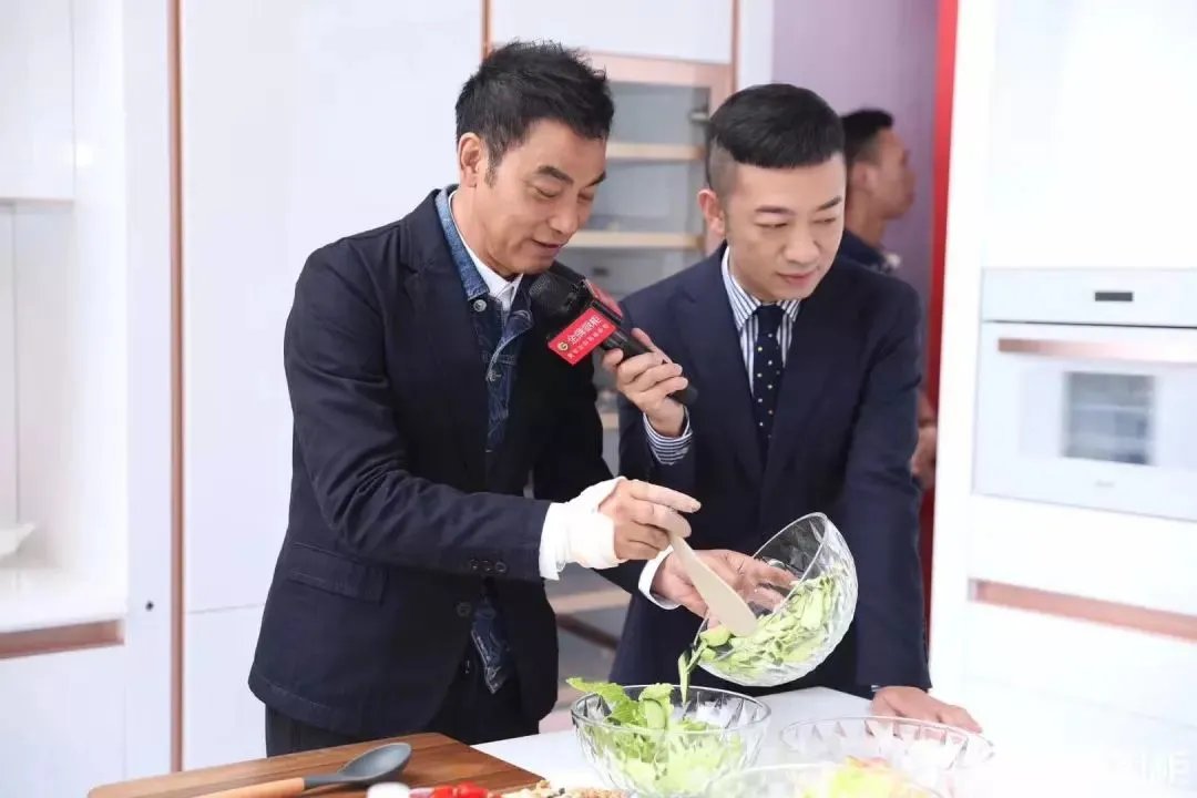 遇袭康复期的任达华状态如何?直击金牌厨柜兴义站了解详情!