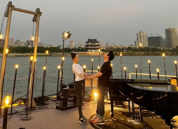 吉娜晒与郎朗合照秀恩爱,夫妻俩浪漫牵手,两人的状态如何?