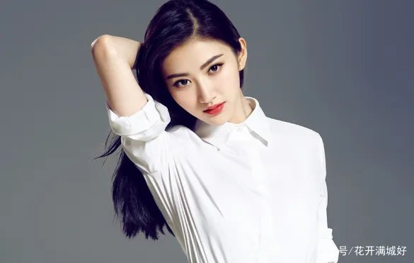 成龙不敢碰她,甄子丹想搂没搂到,王思聪不敢撕,却被任嘉伦吻了,她是谁?