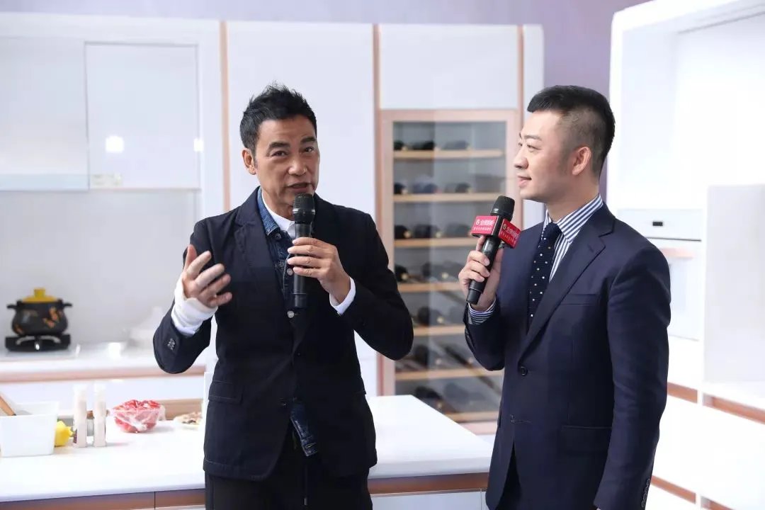 遇袭康复期的任达华状态如何?直击金牌厨柜兴义站了解详情!