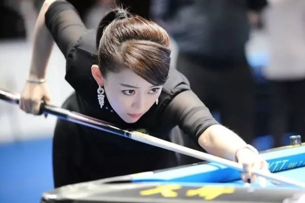 为何“九球天后”潘晓婷的后面裤袋会凸起?