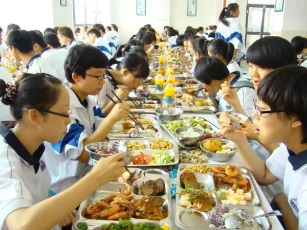 河南一学校学生集体呕吐腹泻，校长称换不动送餐公司，此事暴露了哪些问题？