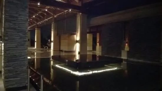 酒店玻璃外墙反光是怎么回事?