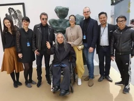 素颜现身街头的巩俐,是什么样的状态?
