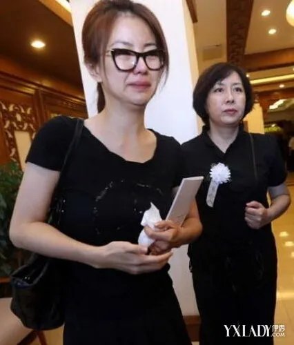 央视主播王欢英年早逝经纬出席追悼会哭成泪人