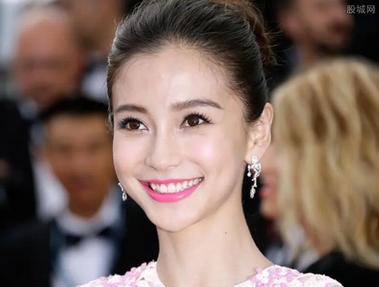 baby抱娃现机场 抱娃姿势十分熟练
