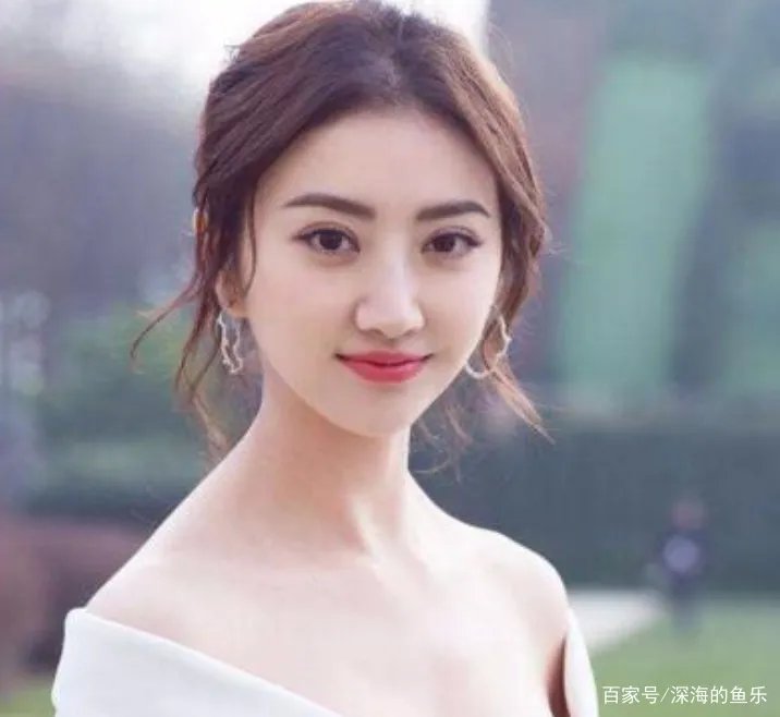 成龙不敢碰她,甄子丹想搂没搂到,王思聪不敢撕,却被任嘉伦吻了,她是谁?