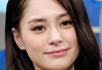 阿娇受伤后首露面,是否存在故意遮挡伤口的行为?