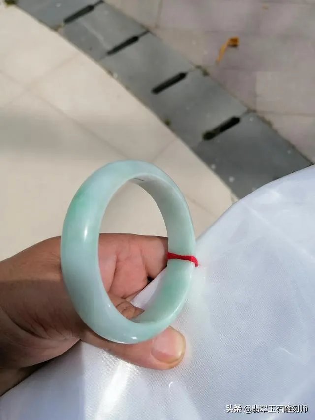 大家帮忙看看这手镯是真玉吗?