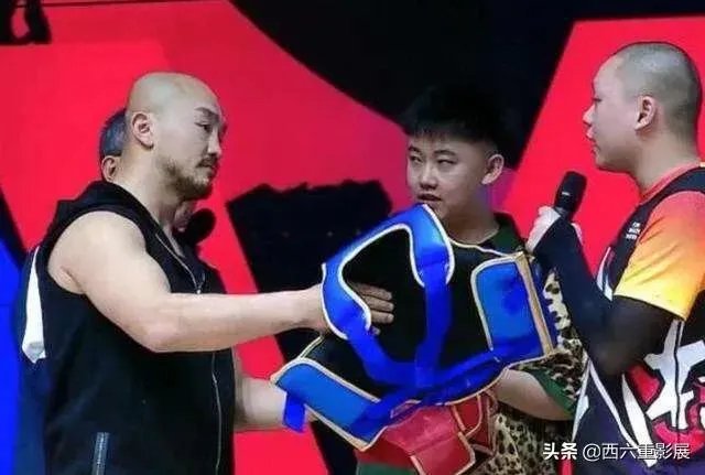 网红刘二狗挑战一龙被打哭,你怎么看?