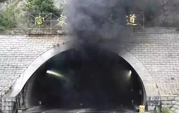 公交车或校车着火后应该怎么办